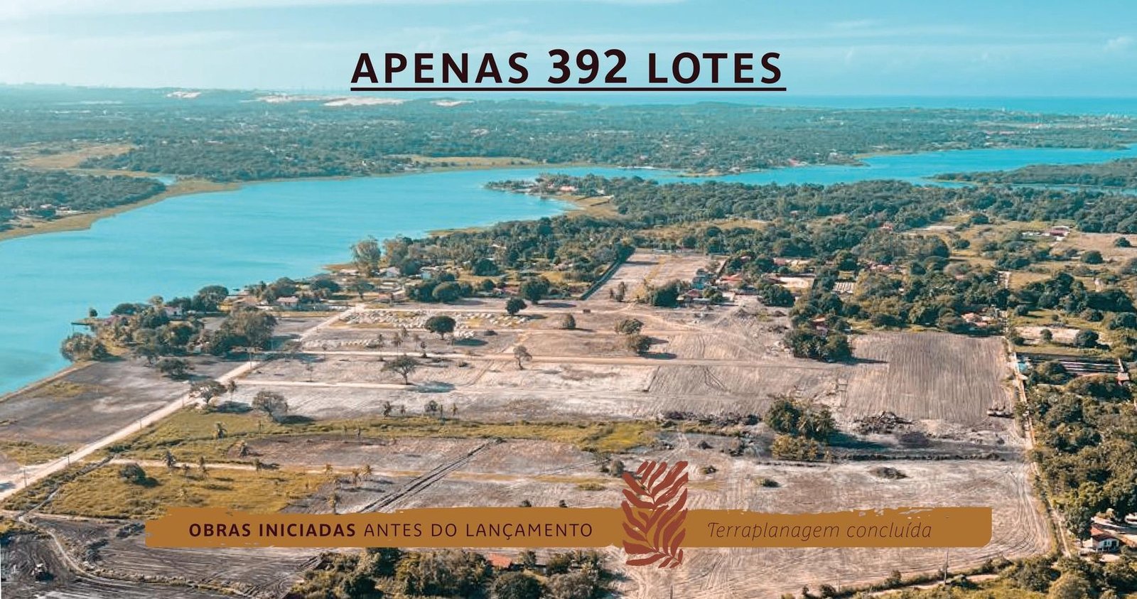 Vista aérea das obras do Catu Ville às margens da lagoa